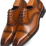 Men's plain Oxford shoes offer a simple design suitable for various occasions.